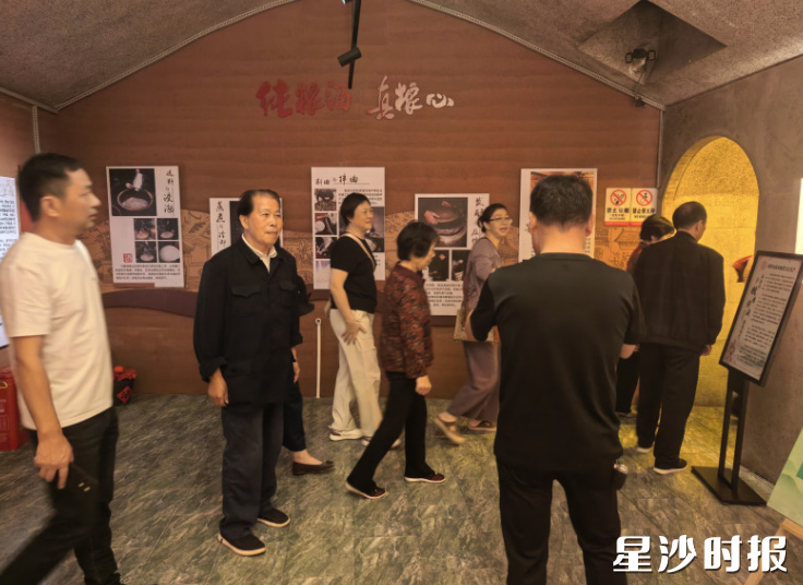 游客前来参观。