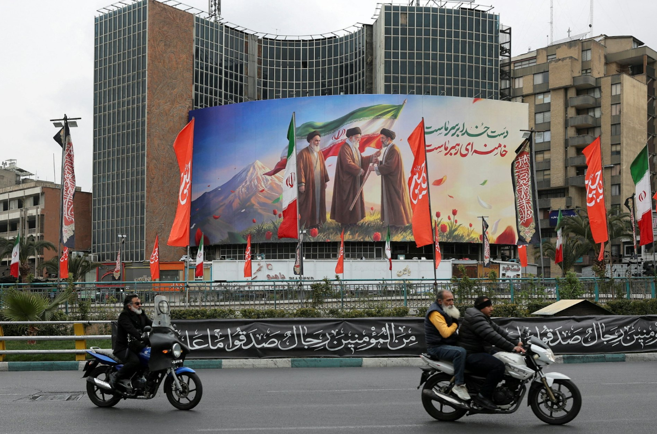3月10日,德黑兰一幢大楼外,绘有伊朗新任最高领袖穆杰塔巴、已故最高领袖哈梅内伊和已故最高领袖霍梅尼的肖像。Majid Asgaripour/West Asia News Agency via REUTERS