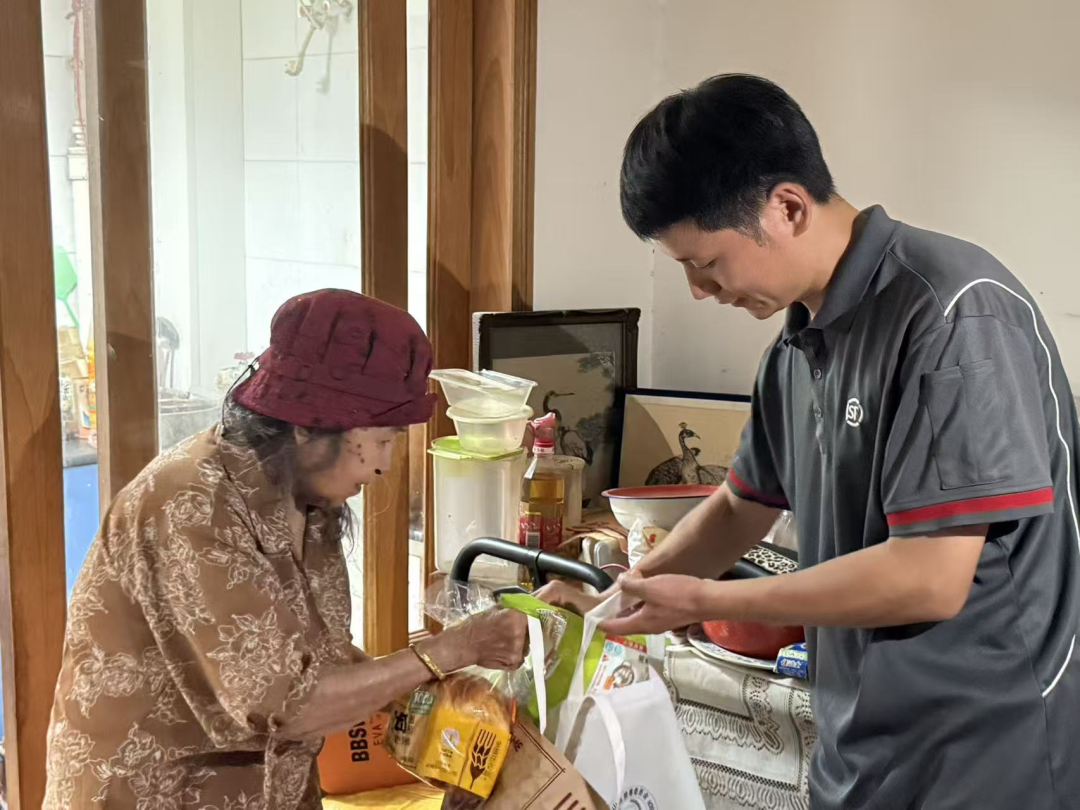金顶街快递小哥为老人采购物资