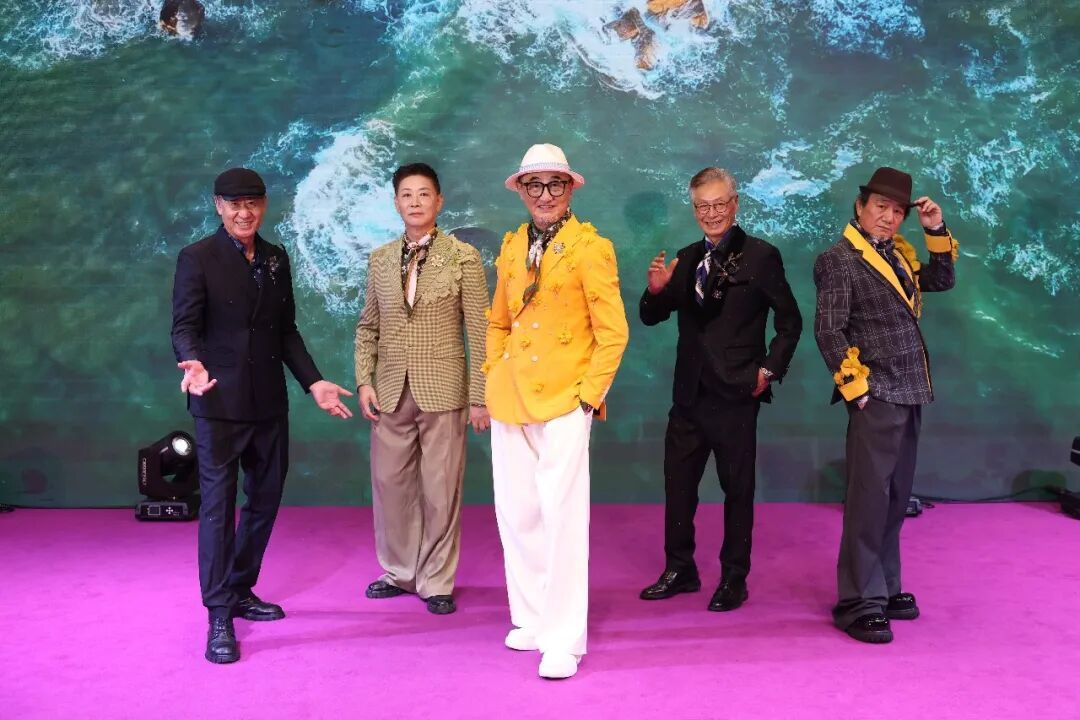 退休后出道：他们组了个70岁男团，卖民宿