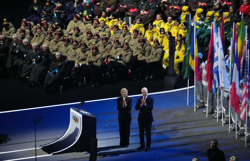 2月6日，国际奥委会主席考文垂（左）和米兰-科尔蒂纳冬奥会组委会主席乔瓦尼&middot;马拉戈在开幕式上。新华社记者 赖向东 摄