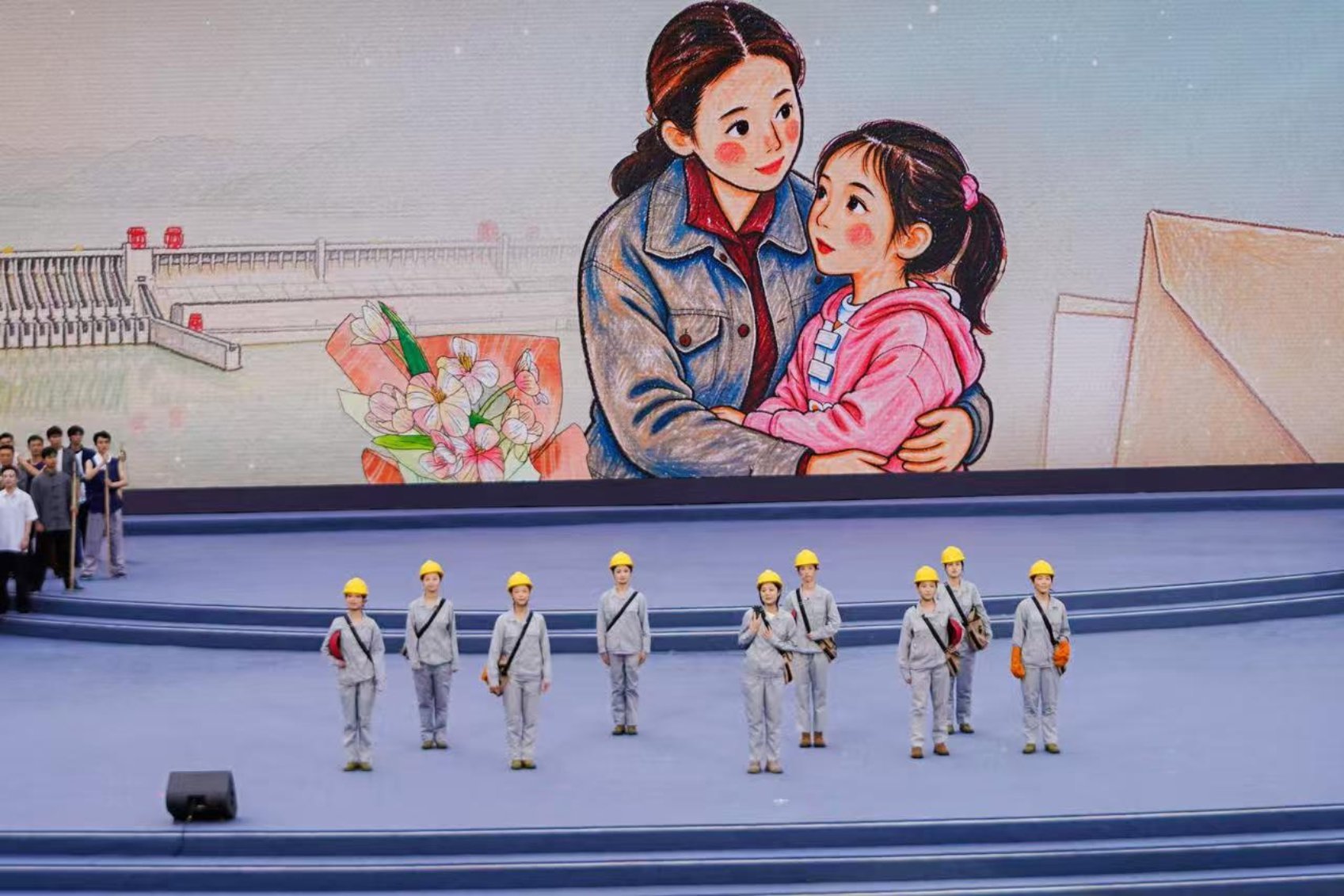 “何以中国&middot;当惊世界殊”网络主题宣传活动现场，演员王真儿等动情演绎三峡女子电焊班的奋斗往事。（主办方供图）
