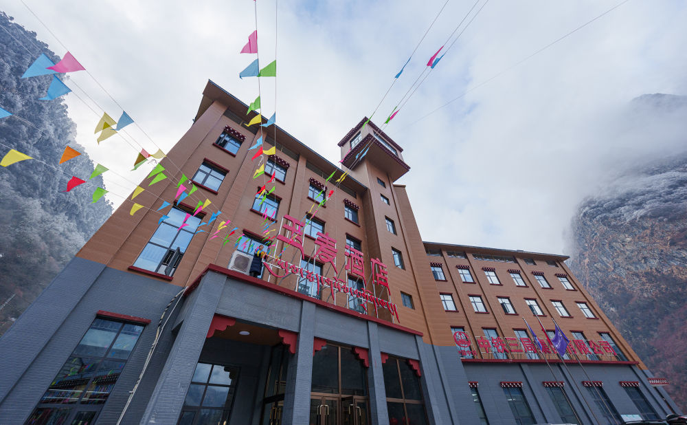 2月5日，玉麦酒店员工挂彩旗迎接即将到来的春节和藏历新年。新华社记者 丁增尼达 摄