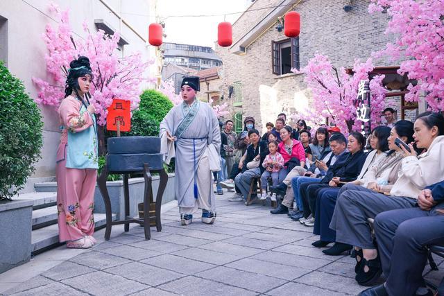沉浸式国风楚剧《又从西厢过》在百年里保元里份演出。