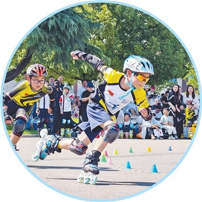 5月30日，江苏省宿迁市沭阳县少年儿童轮滑邀请赛，孩子们在比赛中。丁华明摄