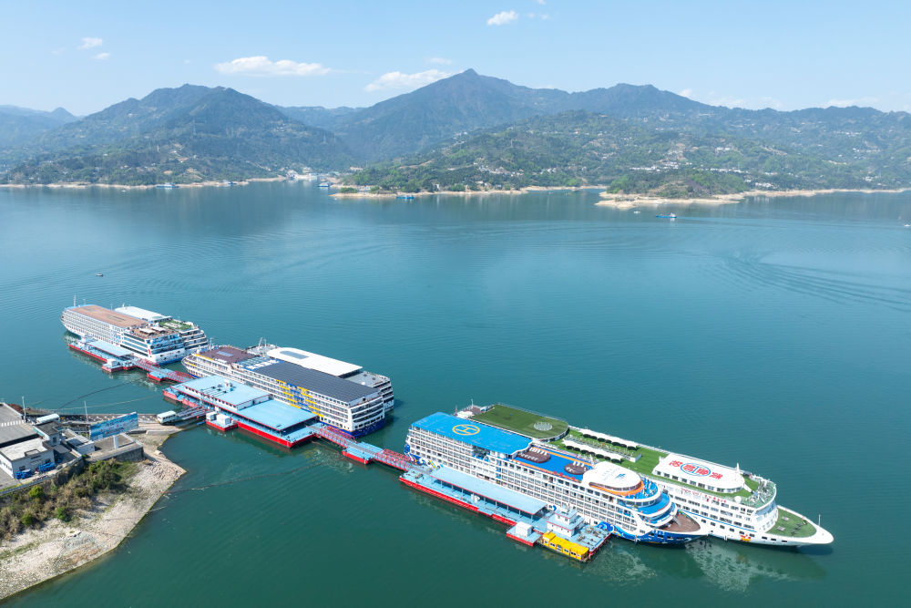 2026年4月1日，船舶停靠在配有“清洁岸电”设施的三峡库区秭归港码头（无人机照片）。新华社记者 伍志尊 摄