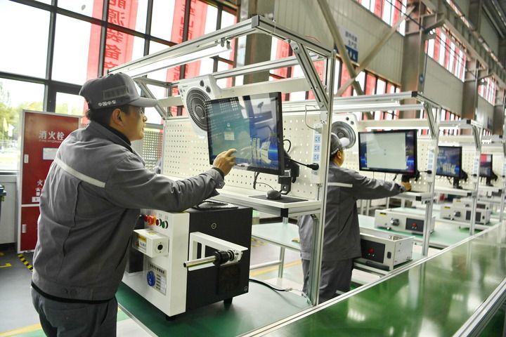 2024年8月14日,工作人员在中车山南清洁能源装备产业园产品部件生产线上操作设备。新华社记者 张汝锋 摄