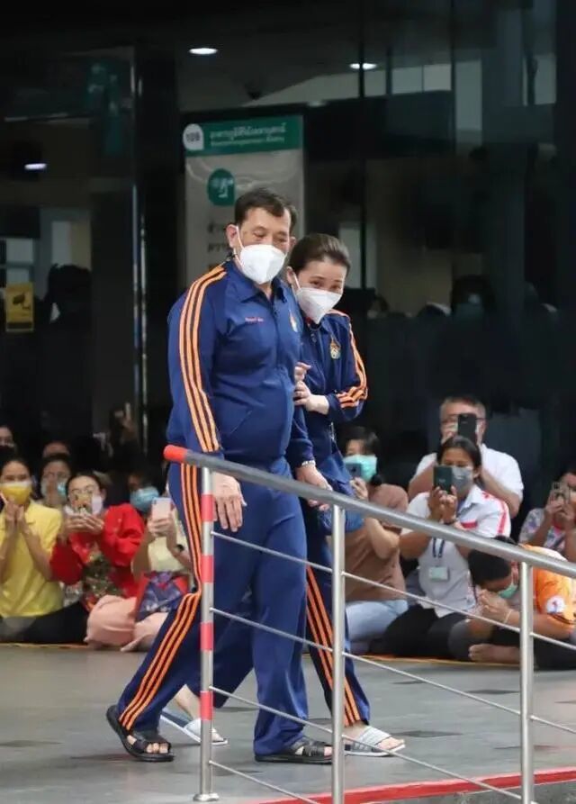 ·泰国国王（左）与王后探望帕公主后，离开医院。（法新社）