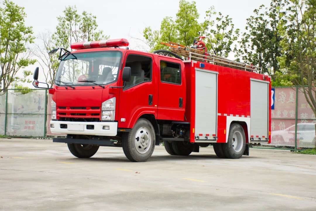 摄图网_501231515_整装待发的消防车(企业商用).jpg