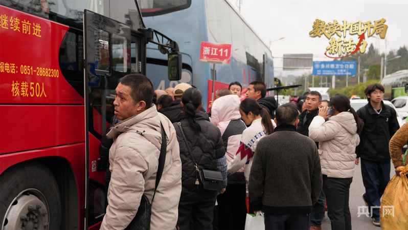 返岗人员陆续上车(央广网发 冉义锋 摄)