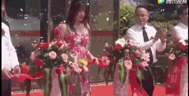 金莎在剪彩时摔倒