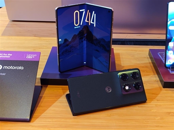moto首款大折叠屏来了！moto Razr Fold亮相CES