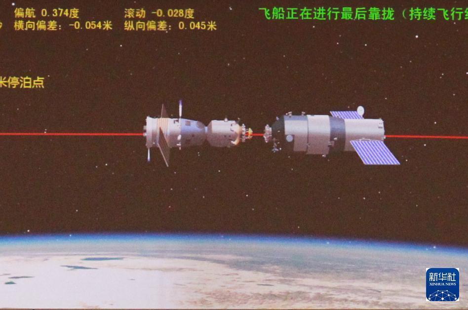 2011年11月14日，神舟八号飞船与天宫一号第二次对接成功。这是北京航天飞行控制中心屏幕上模拟对接的画面。新华社记者 王建民 摄