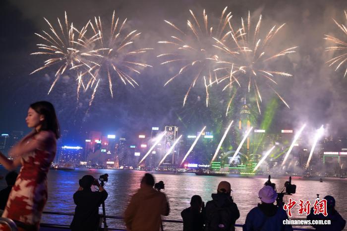 2月18日农历正月初二晚，“马到功成耀香江”马年烟花汇演在香港上演，历时23分钟的烟花汇演照亮维多利亚港上空，以万马奔腾的气势开启马年新篇章。　中新社记者 陈永诺 摄