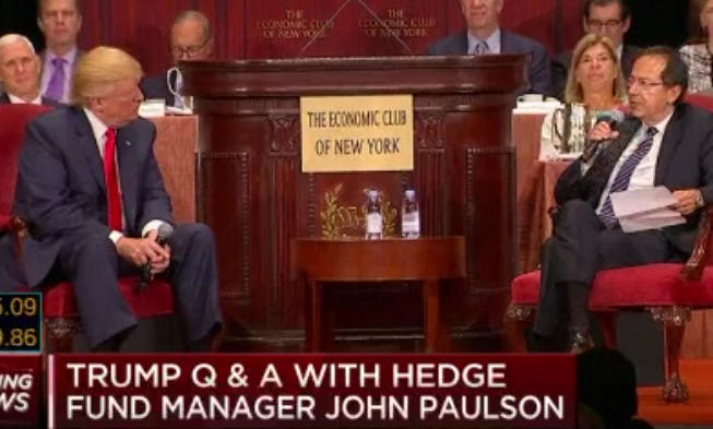 2016年,特朗普与保尔森(右)出席同一场活动 视频截图