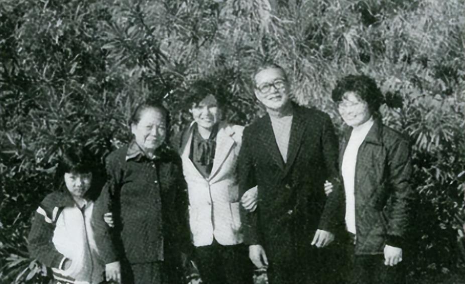 1981年沈醉与前妻(左二)、两位女儿等家人