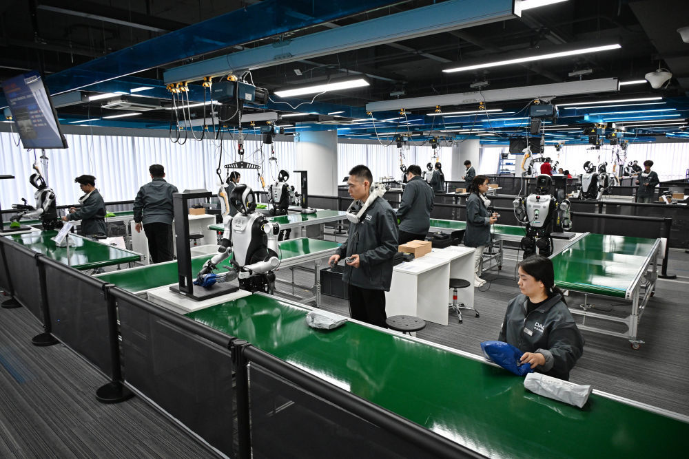 这是在青岛市人形机器人数据采集训练场拍摄的工作场景（3月23日摄）。新华社记者 李紫恒 摄