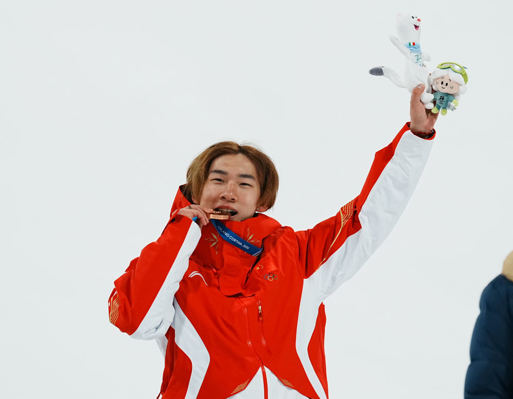 2月7日，季军苏翊鸣在颁奖仪式上。新华社记者 胡超 摄