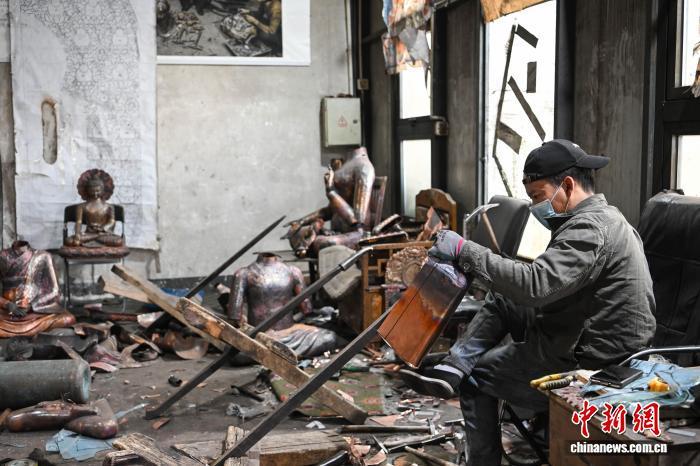 图为西藏雪堆白技工学校学生在认真地进行金属锻造。贡嘎来松 摄