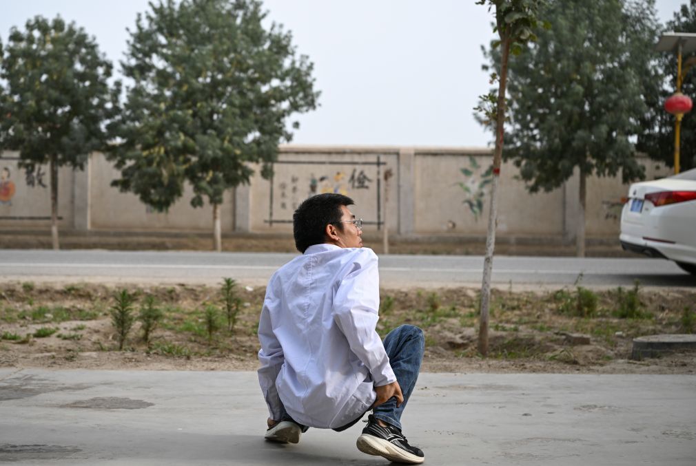 2026年7月26日，连续接诊几名病人之后，李创业走出诊所，想活动活动身体。