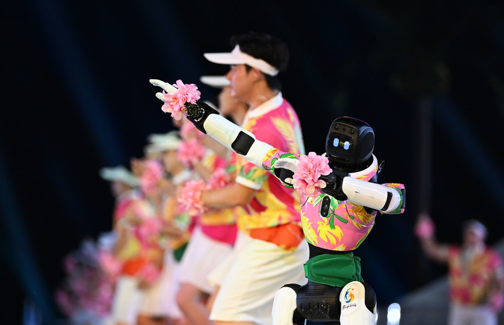 2026年4月22日,机器人与演员在三亚亚沙会开幕式上表演。新华社记者 赵子硕 摄