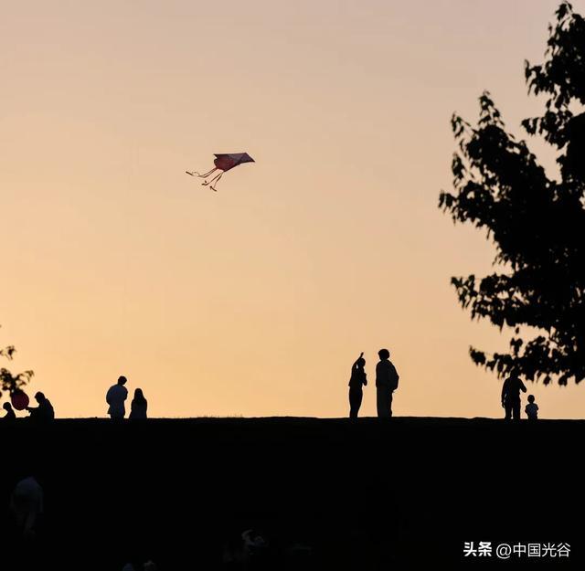 黄昏下的二妃山，许多市民前来放风筝