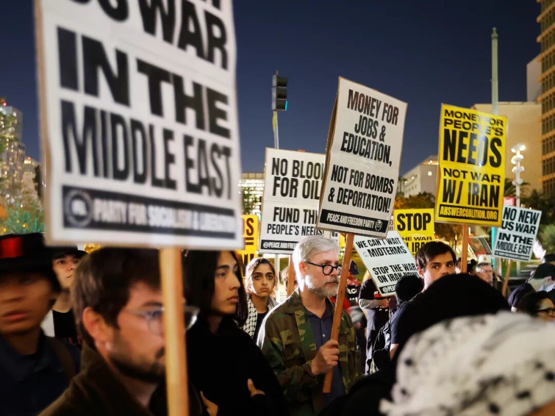 人们在美国加利福尼亚州洛杉矶参加集会,抗议美国对伊朗发动军事打击 / 图源:新华社