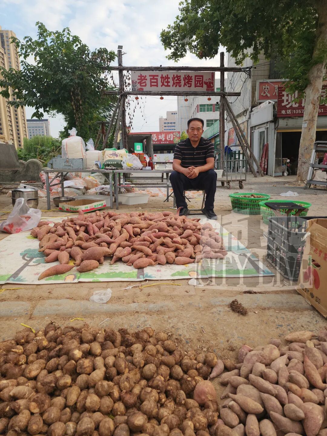(张先生在店门口卖红薯,当事人供图)
