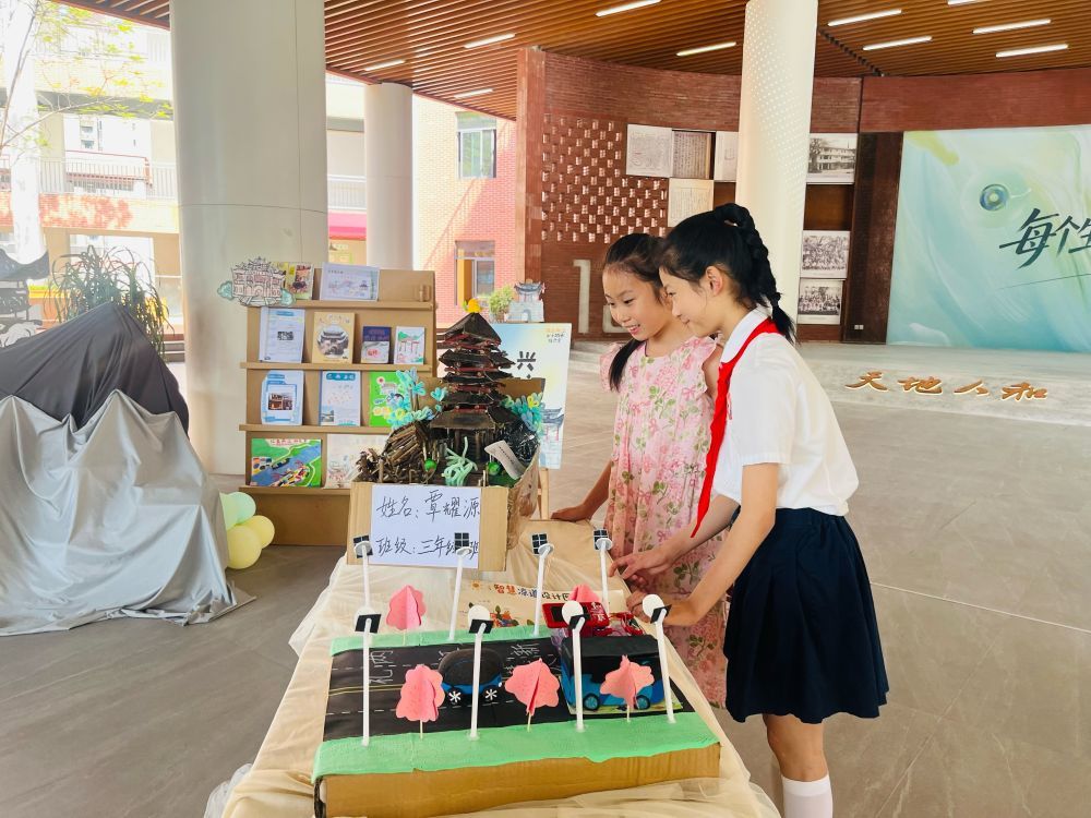 8月31日，重庆市两江新区重光小学学生参观校内学生科技作品展。新华社记者 周思宇 摄