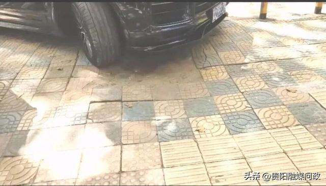 宝山北路人行道上经常有私家车违停(市民供图)