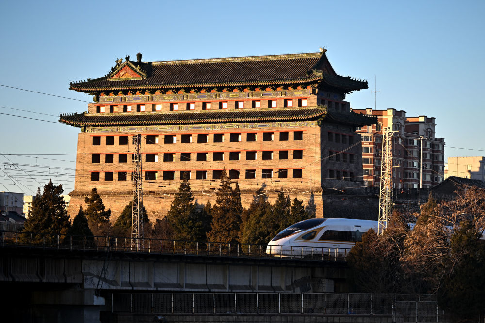 2026年2月2日，列车从北京内城东南角楼旁驶过。新华社记者 刘金海 摄