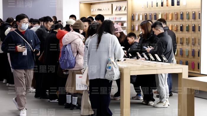 2025年12月31日，民众在南京路步行街上的某商店内选购手机。 　中新社记者 殷立勤 摄