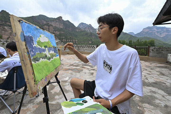 学生在左权县泽城村写生。新华社记者 杨晨光 摄