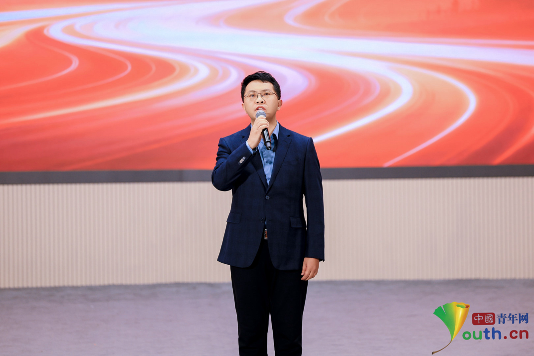 飞龙进行分享。中国青年网记者 高蕾 摄