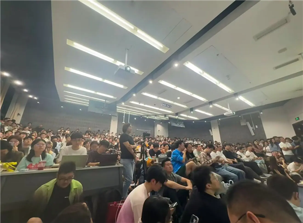 智谱AI创始人唐杰在清华开讲AI前沿课:112人教室站满学生 直言作业会很多