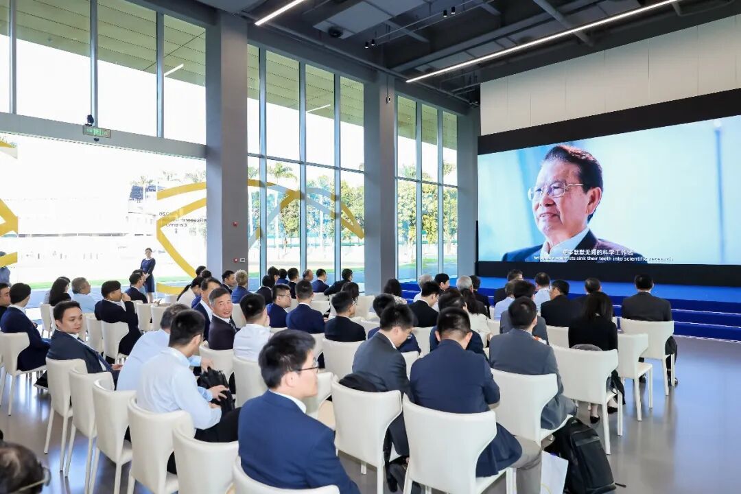 视频中为美的集团创始人、何享健科学基金创办人何享健先生。