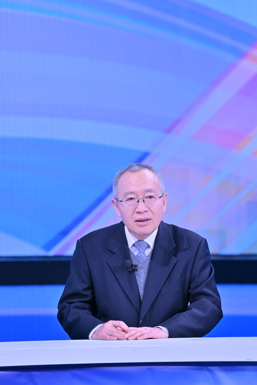 全国人大代表、国务院发展研究中心发展战略和区域经济研究部研究员侯永志在第二十八期“中国经济圆桌会”大型全媒体访谈节目录制现场发言。新华社记者 孙瑞博 摄