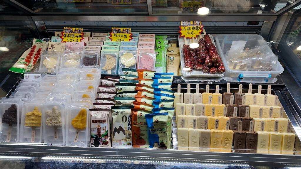 马迭尔冷饮厅销售的不同口味不同造型的马迭尔冰棍儿。新华社记者 何山 摄