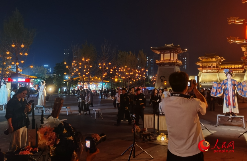 隋唐洛阳城遗址公园的广场上,游客身着汉服拍照打卡。人民网 曹婷摄