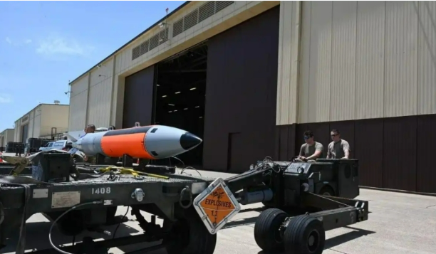 据新华社2025年7月22日援引《英国防务杂志》的报道,一批美军B61-12型热核重力炸弹上周被运至位于英国英格兰萨福克郡的拉肯希思皇家空军基地,这是自2008年以来首次在英国本土部署美国核武器。