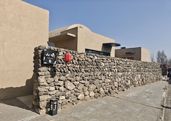 桑干河大同段沿岸的一家民宿。（新华每日电讯记者王皓摄）