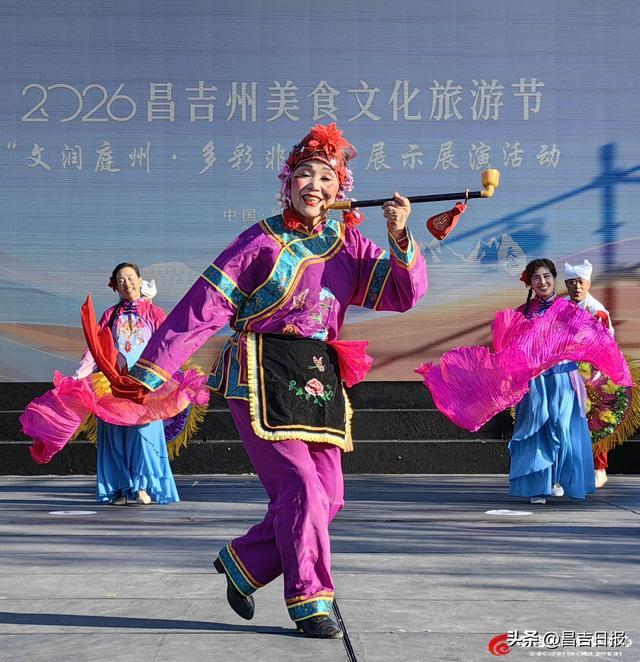 开场节目新疆社火《幸福万年长》。昌吉日报全媒体记者 刘辉 摄
