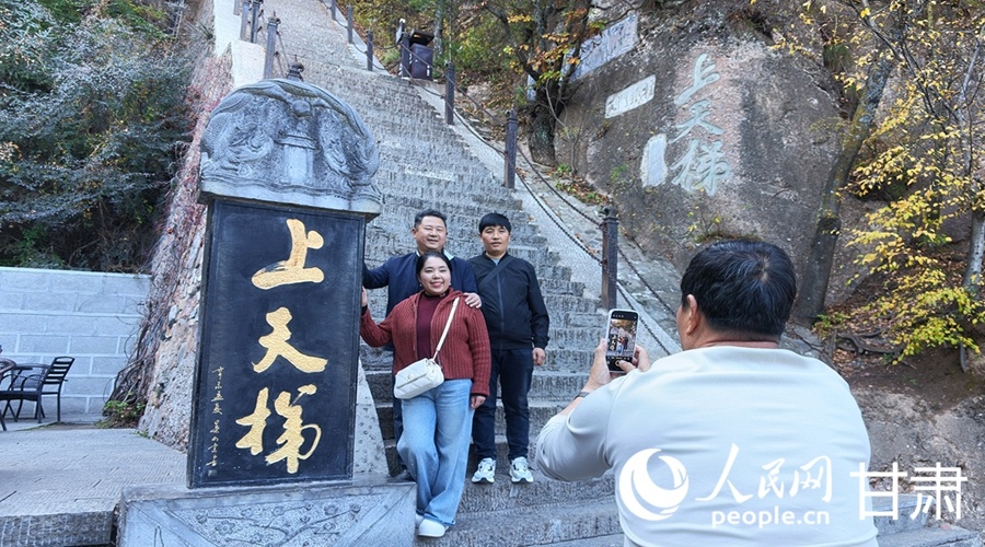 游客拍照留念。人民网记者 米媛摄