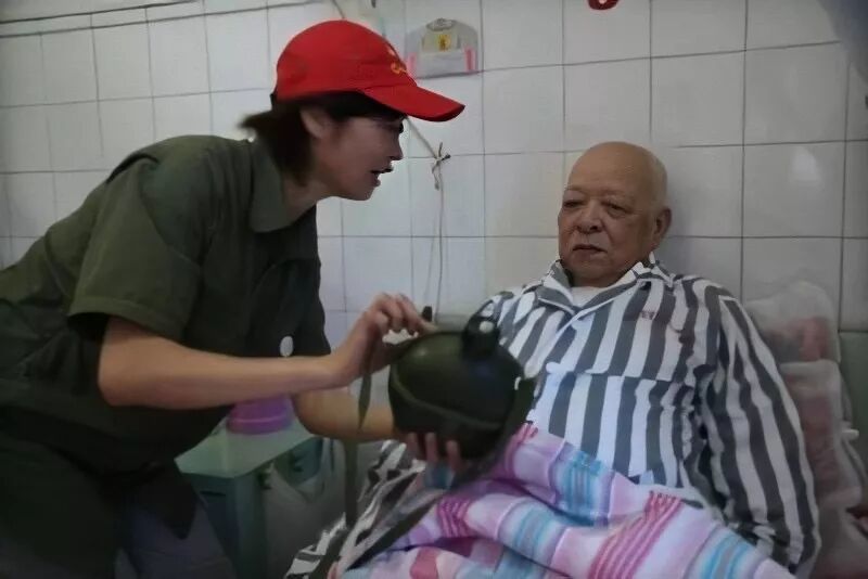 敬一丹探访老红军
