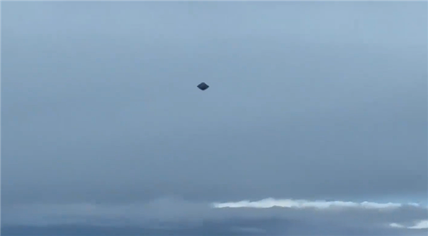 钻石形状UFO高速飞过墨西哥城上空:通体黝黑、没有尾焰