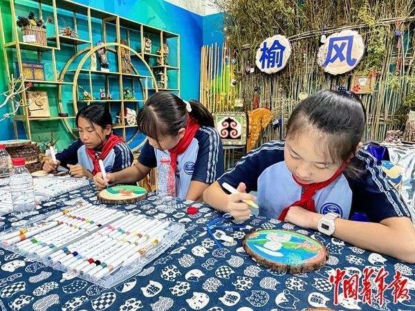 9月20日，“大地流彩”内蒙古自治区第二届和美乡村农牧民气排球邀请赛在鄂尔多斯市鄂托克前旗开赛，来自鄂托克前旗的中小学生在场馆内进行美育展演。中青报&middot;中青网记者 石佳/摄