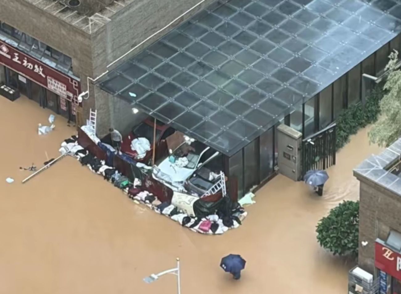 △业主在地下停车口入口筑起“防线”。