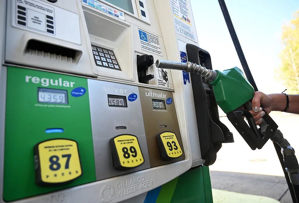 当地时间2026年4月11日，美国华盛顿，一处加油站电子牌上显示的油价。图/视觉中国