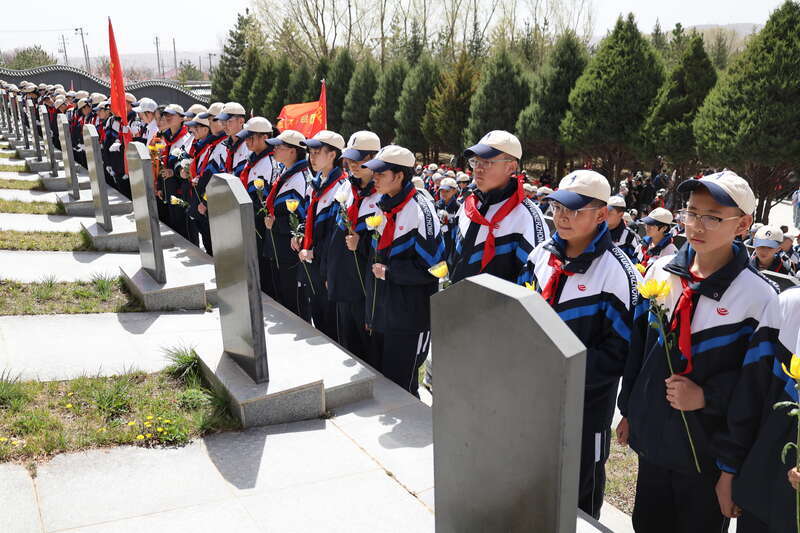 4月3日上午11时许,位于宁夏固原市彭阳县古城镇的任山河烈士陵园内,学生们手持花朵,准备为烈士墓碑敬献花朵。中青报·中青网记者 焦敏龙/摄