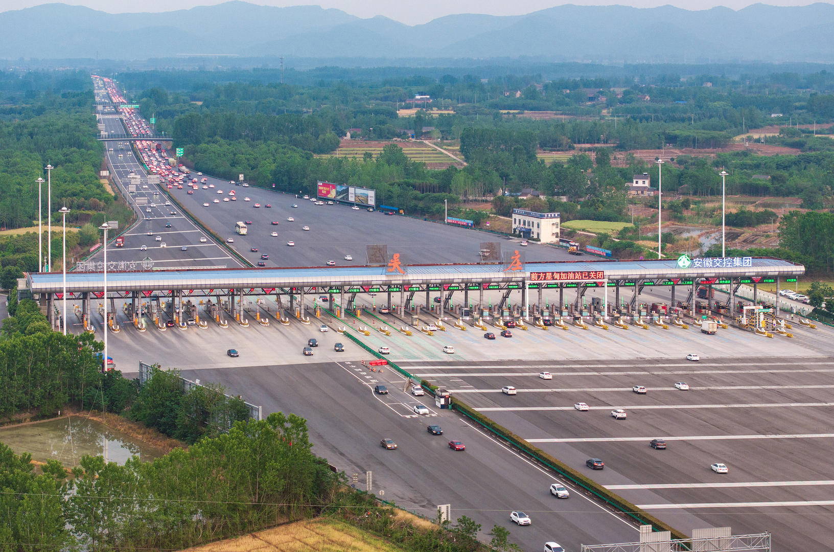 ▲吴庄收费站(资料图) 图据视觉中国